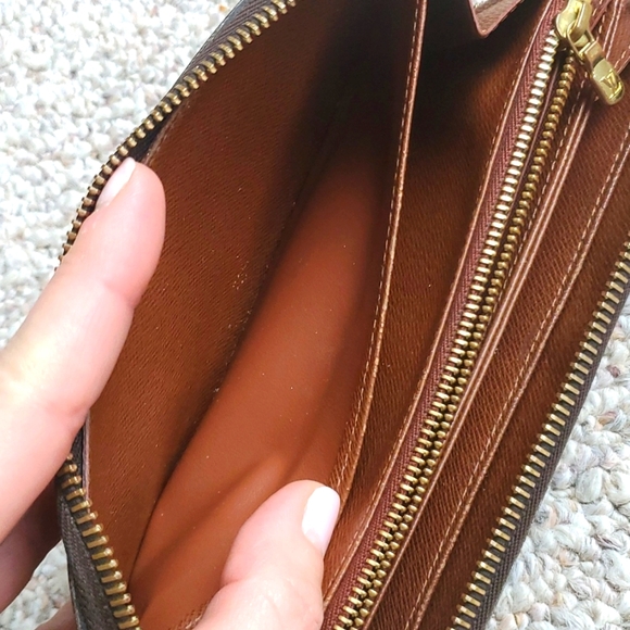 Louis Vuitton Zippy Monogram Wallet - Picture 13 of 16